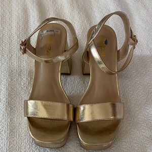 Soda size 7 gold toned block heel. So comfortable easy to wear. Great condition